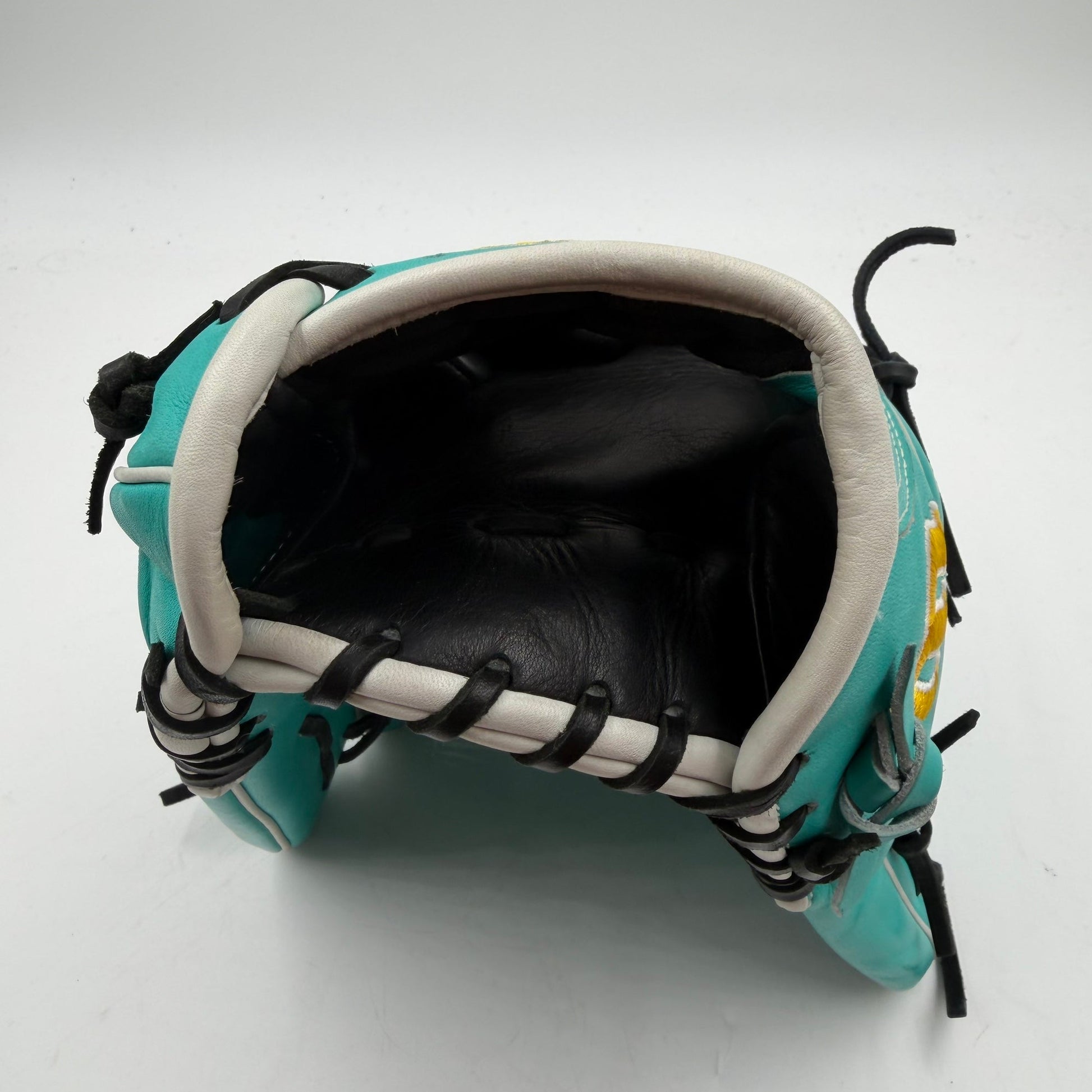 Wilson A2000 SA17 12” Pitchers Infield Baseball Glove - photo 4