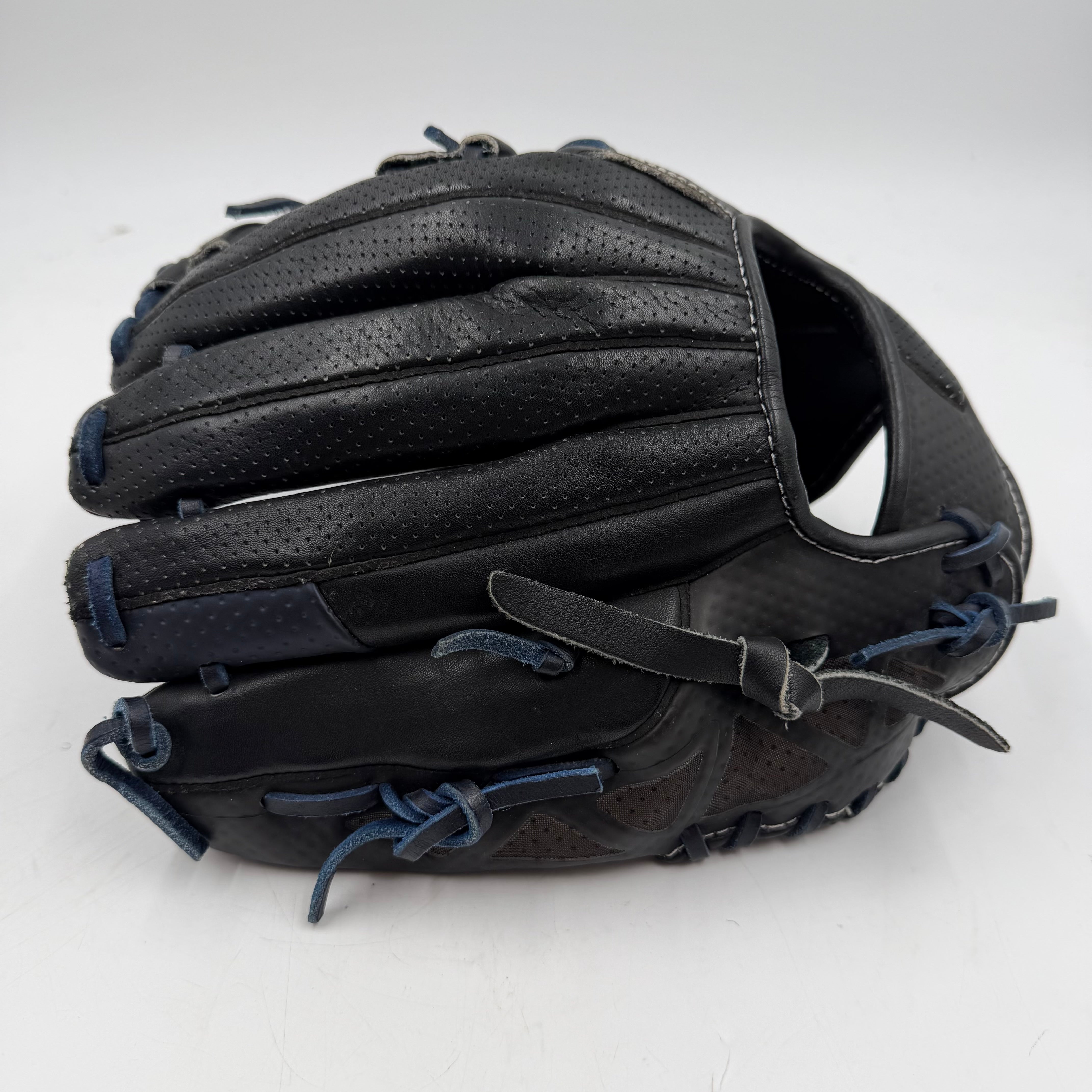 Nike MVP Elite 11.75 UCONN college issue infield Baseball Glove