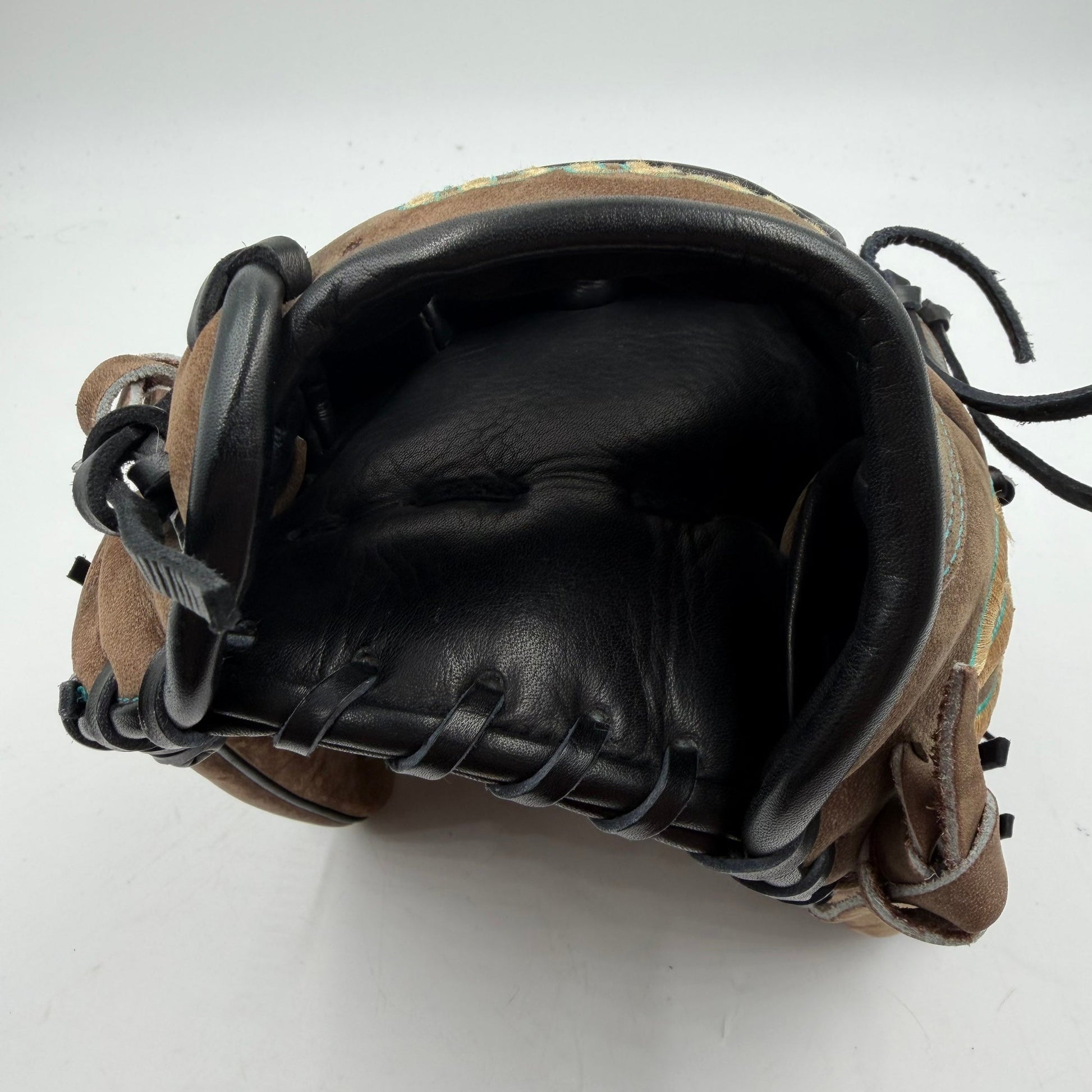 Wilson A2000 D33 11.75 Pitchers Infield Baseball Glove - photo 4