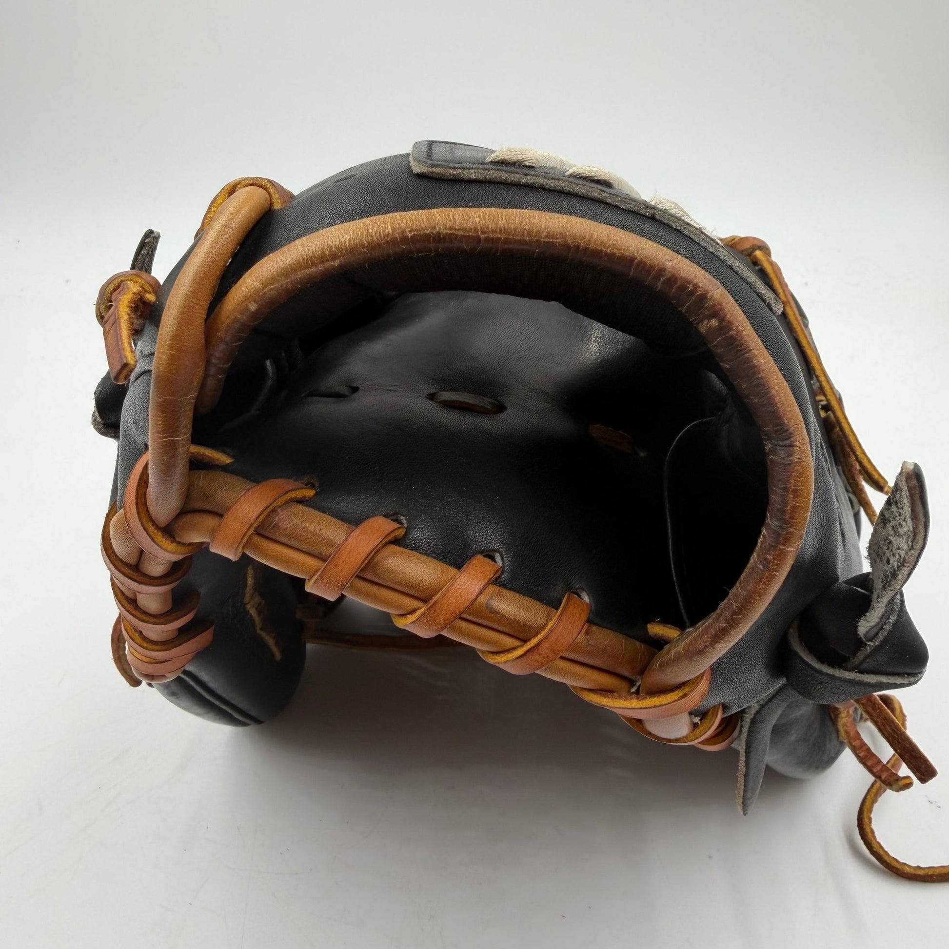 Marucci Capitol Series 11.75 Pitchers Infield Baseball Glove - photo 4